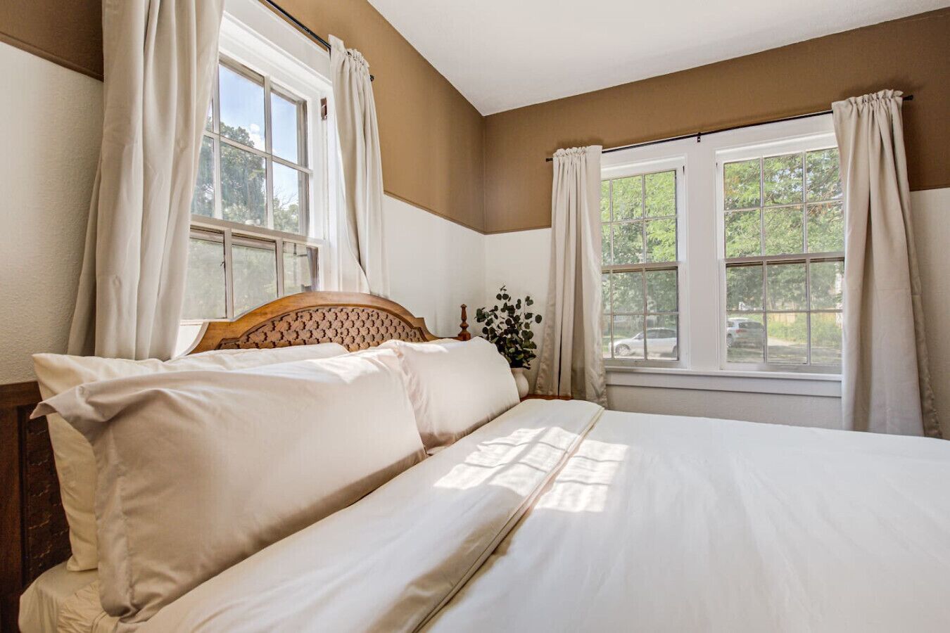 4 bedrooms, desk, iron/ironing board, travel crib