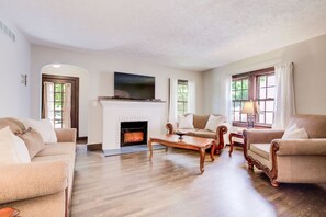 Televisión, chimenea, estéreo y oficina 