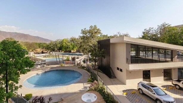 A modern building with a pool and a carport. - Santa Marta - pozos colorados playa (Santa Marta)