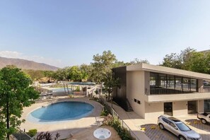 A modern building with a pool and a carport. - Santa Marta - pozos colorados playa (Santa Marta)