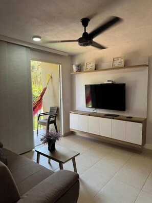 En 60-tommers smart-TV med digitale kanaler samt smarthøyttalere