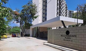 Vista frontal de la propiedad