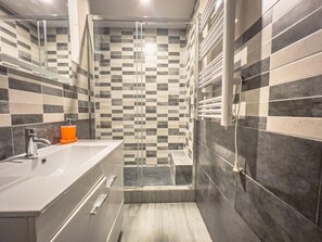 Dusche, Haartrockner, Handtücher, Seife