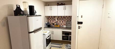 Køleskab, mikrobølgeovn, ovn, kogeplade