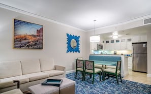 Living area - 2-bedroom resort in delightful Myrtle Beach with AC, fitness room (Myrtle Beach)