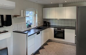 ثلاجة، موقد طهي مسطح، غسالة أطباق، ماكينة لصنع القهوة/الشاي