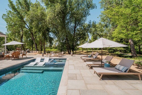 Dreamy 5 -bedroom farmhouse close to everything