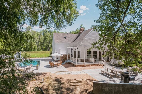 Dreamy 5 -bedroom farmhouse close to everything