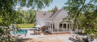 Dreamy 5 -bedroom farmhouse close to everything
