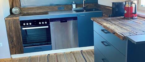 冷蔵庫、オーブン、コンロ、食器洗い機