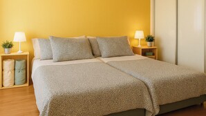 A bedroom with a bed, two bedside tables, and a wardrobe. - Once upon a time - Cozy and familiar house next to the Cathedral Burgos (Burgos)