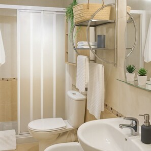 Baignoire à jets, sèche-cheveux, bidet, serviettes fournies
