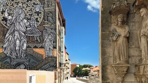 A street with a large mosaic mural and a stone statue. - Once upon a time - Cozy and familiar house next to the Cathedral Burgos (Burgos)