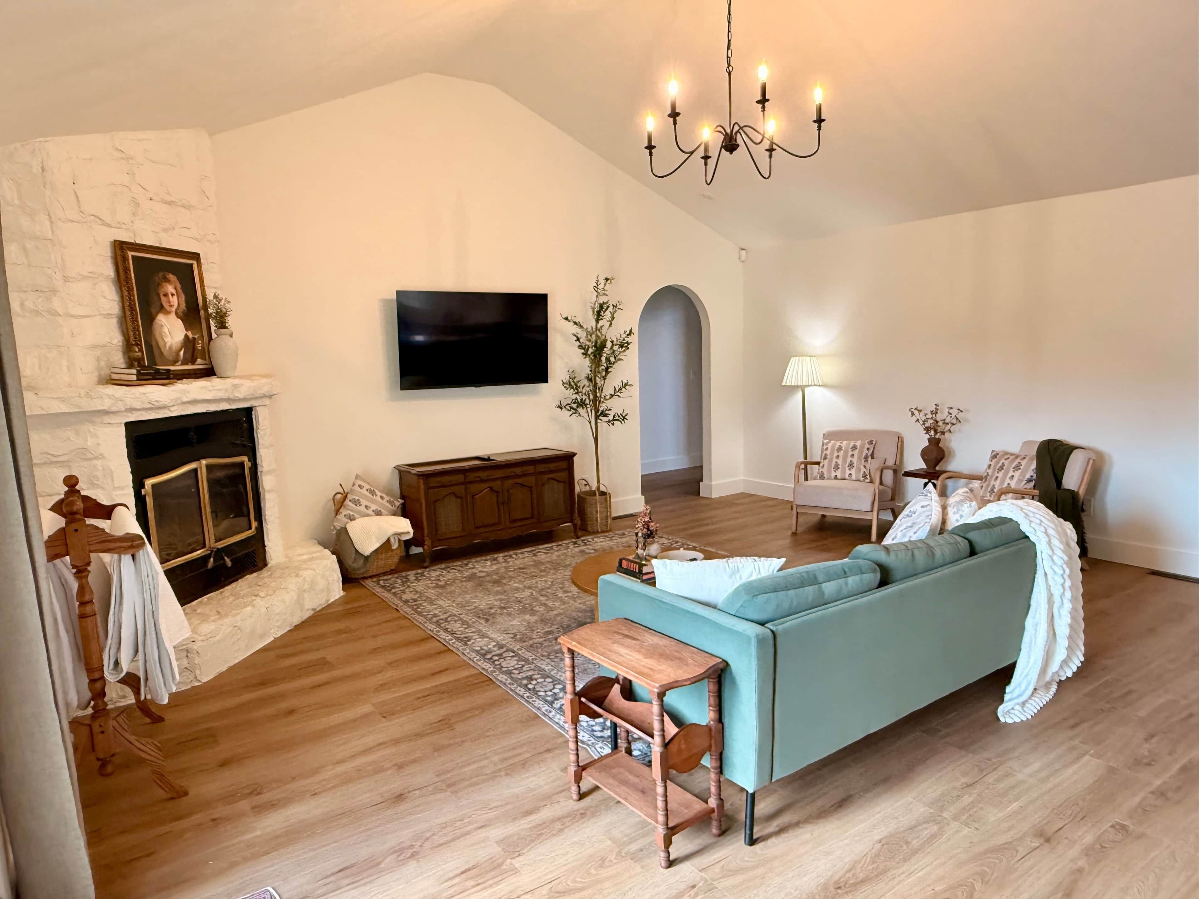 TV connectée, cheminée, jeux vidéo, table de tennis de table