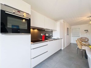 Kylskåp, ugn, diskmaskin och brödrost