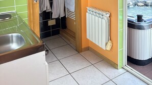 Un baño con ducha, un radiador y vistas a un jacuzzi exterior.