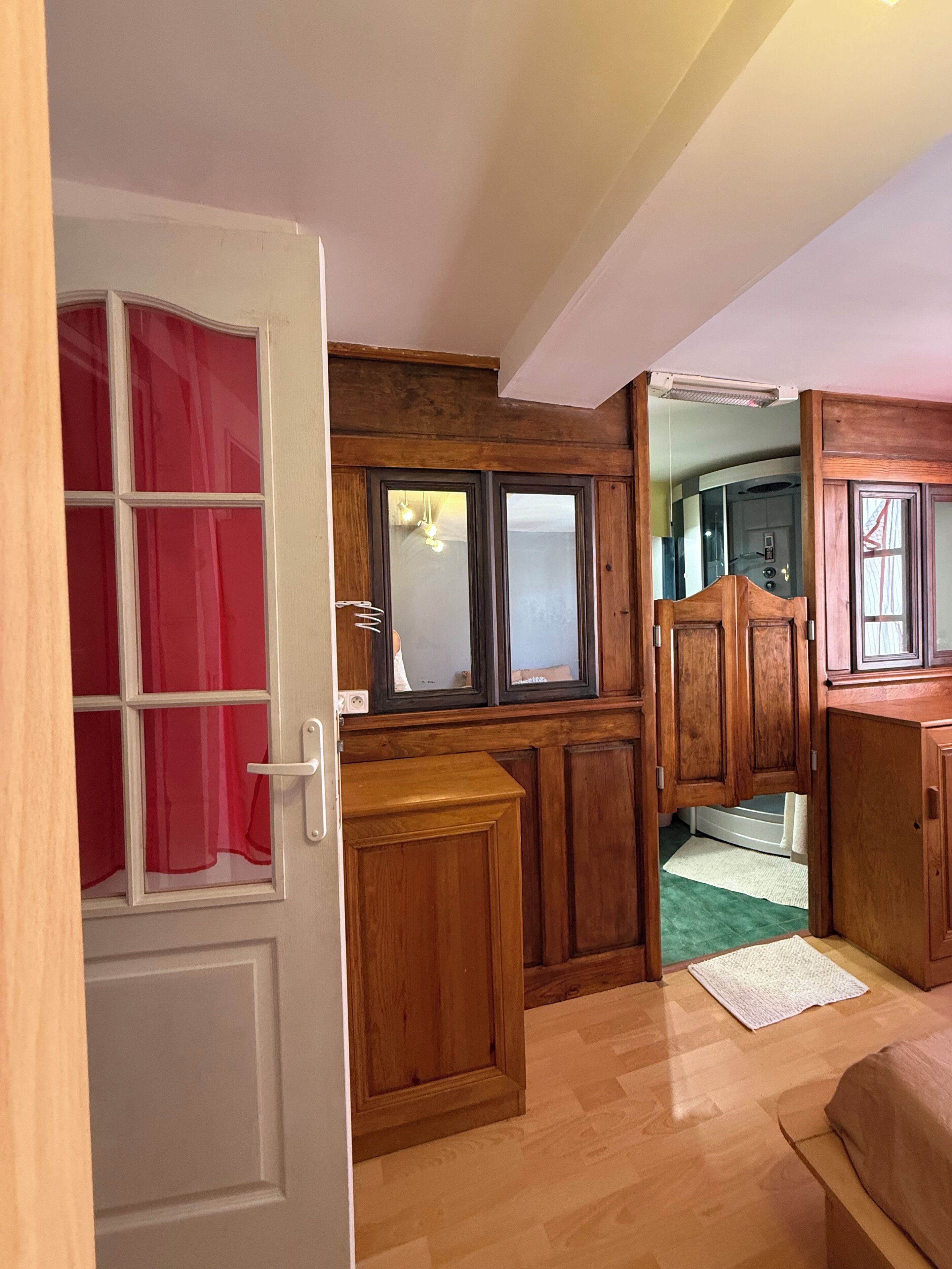 2 makuuhuonetta, työpöytä, silitysrauta/-lauta, vuodevaatteet