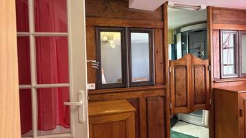 2 makuuhuonetta, työpöytä, silitysrauta/-lauta, vuodevaatteet