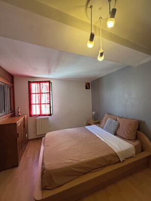 2 habitaciones, escritorio y tabla de planchar con plancha 