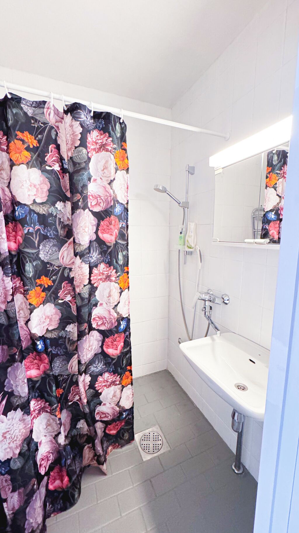 Secadora de cabello, toallas, jabón, papel de baño 