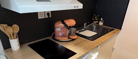 Microondas, horno y placa de cocina