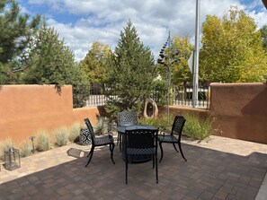 Outdoor dining - Walk to Plaza and Canyon Road in casita of your own! (Santa Fe)
