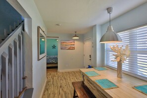 Interior - FLIP FLOP LIING 2! 4 Bdrms, 3 Bths, STEPS TO THE SAND! (New Smyrna Beach)