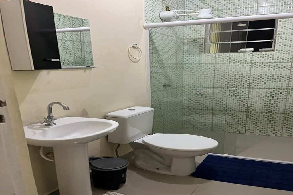 Regadera, toallas, papel de baño 