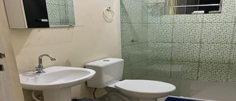 Douche, serviettes fournies, papier toilette