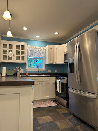 Microwave, oven, stovetop, dishwasher. Safe, spacious, and comfortable 4 bed 3 bath house in midtown Shreveport
