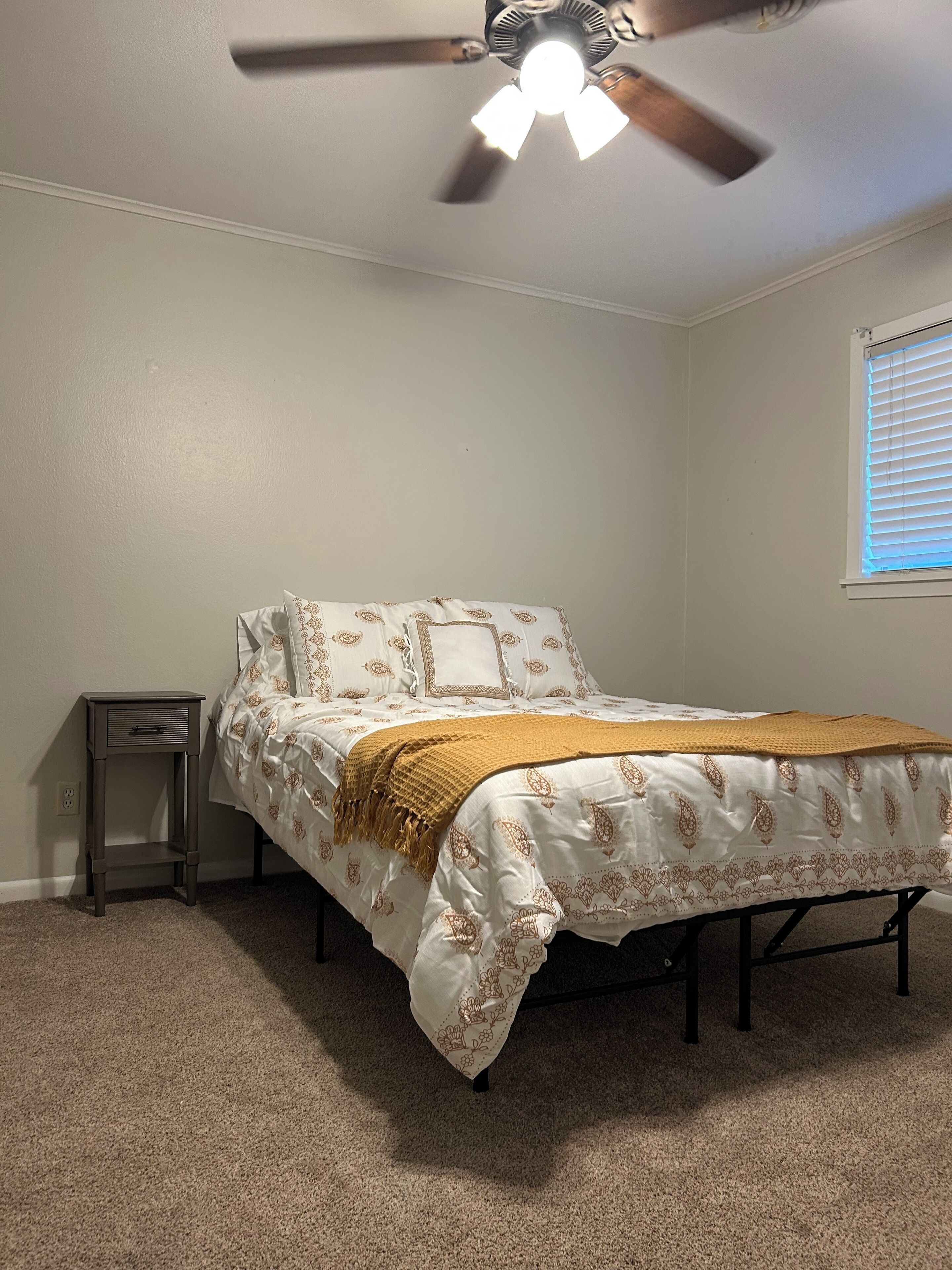 4 bedrooms, iron/ironing board, WiFi, bed sheets