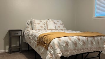 4 bedrooms, iron/ironing board, WiFi, bed sheets