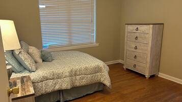 Tabla de planchar con plancha, wifi y ropa de cama