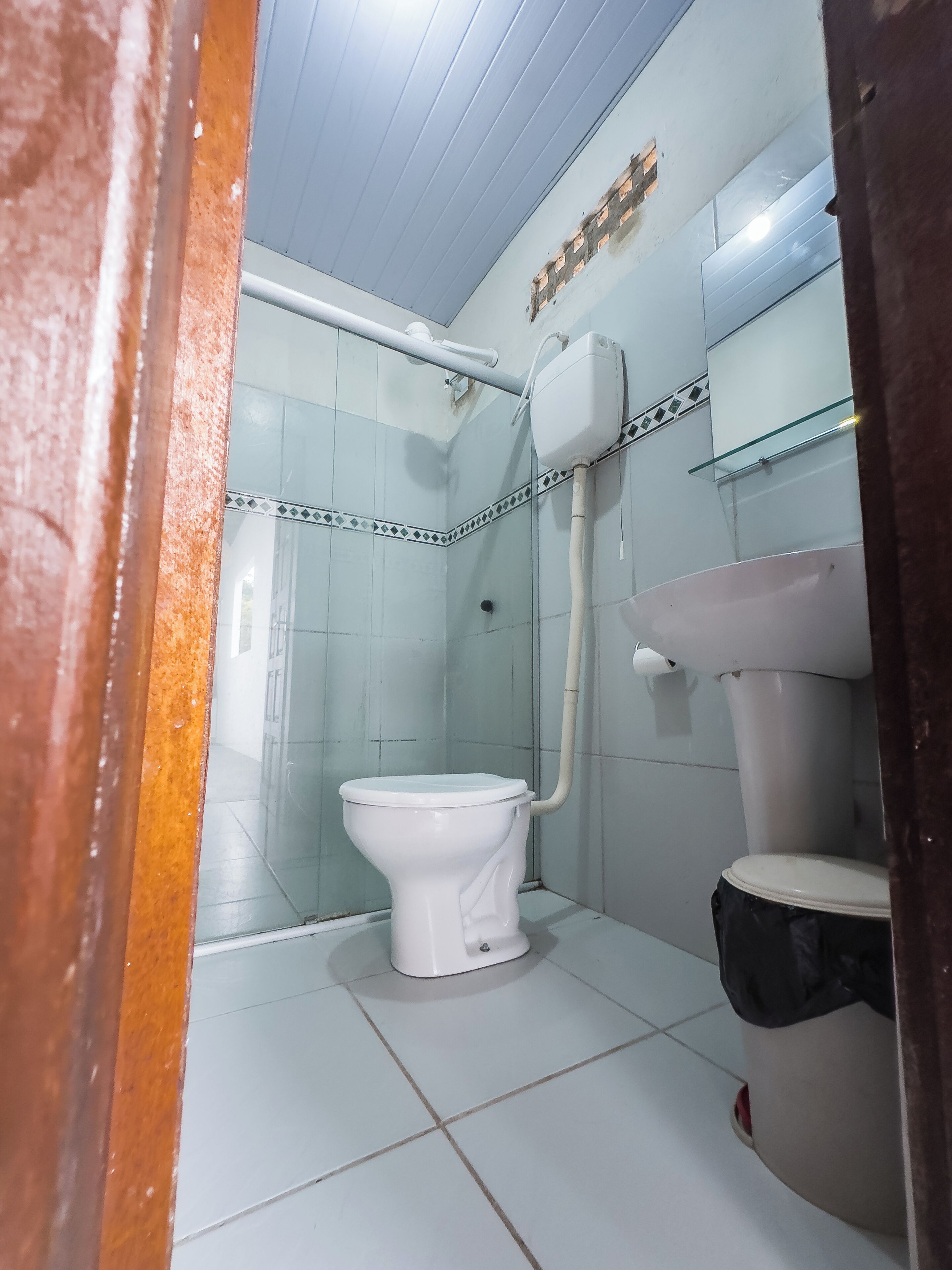 Chambre Quadruple Supérieure | Salle de bain | Douche, serviettes fournies, savon, shampoing