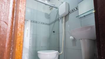 Quarto quádruplo superior | Banheiro | Chuveiro, toalhas de banho, sabonete, shampoo