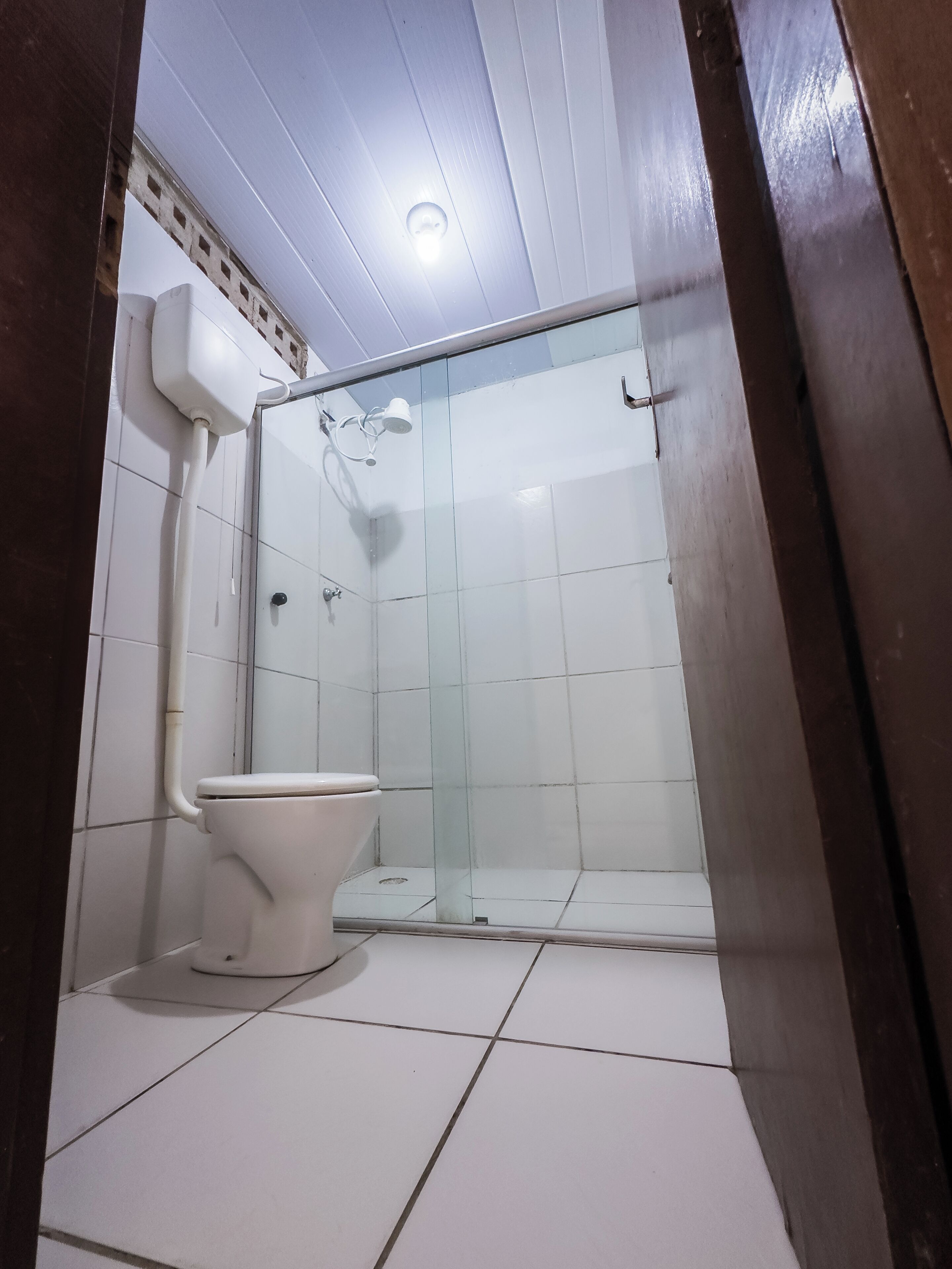 Een douche, handdoeken, zeep, shampoo