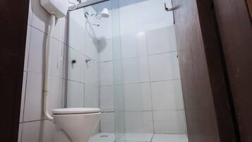 Een douche, handdoeken, zeep, shampoo