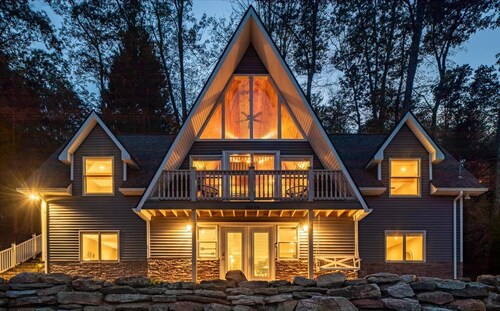 Lakeside Hill Chalet in Deep Creek - Hot Tub, Dock & Minutes to Wisp Ski Resort