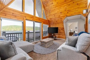 Smart TV, chimenea y futbolito 