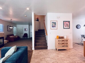 Living area - Spacious 3bd 2.5 bath home close to Reno and Tahoe situated in Carson City NV (Carson City)