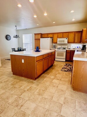Private kitchen - Spacious 3bd 2.5 bath home close to Reno and Tahoe situated in Carson City NV (Carson City)