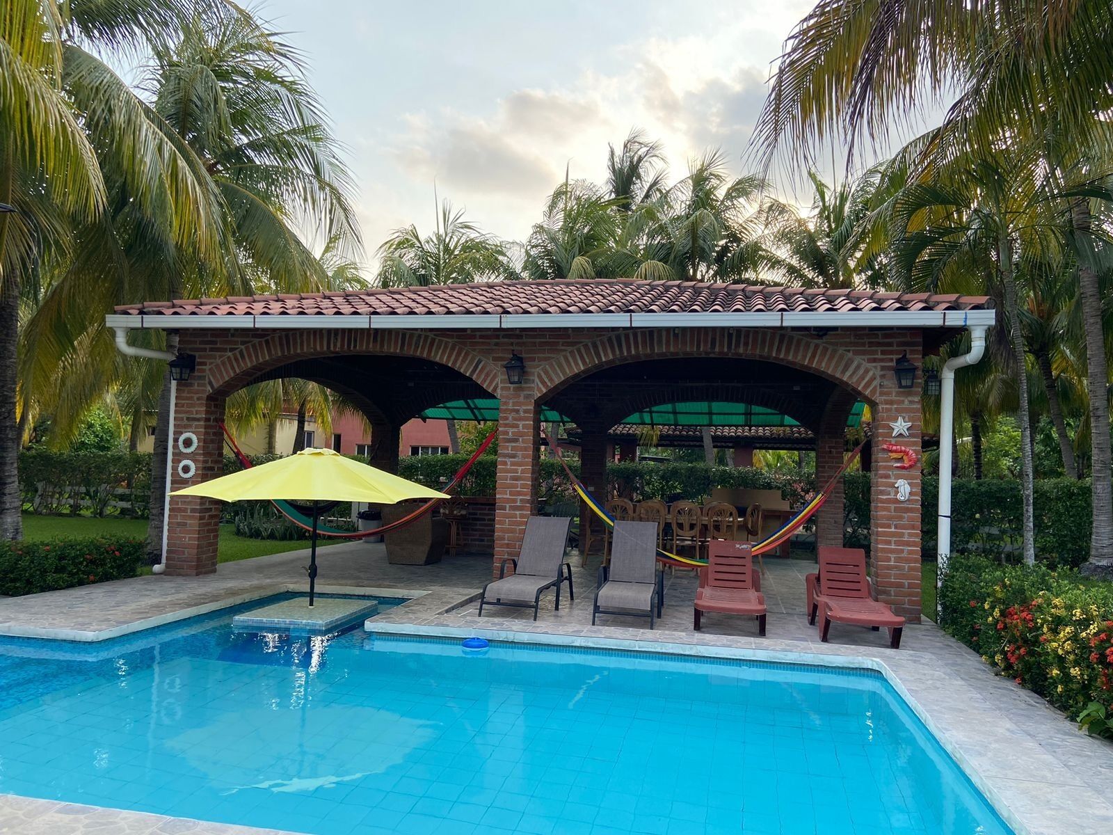 Una piscina al aire libre