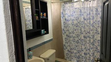 Douche, sèche-cheveux, serviettes fournies, savon