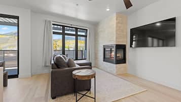 Una Smart TV, una chimenea