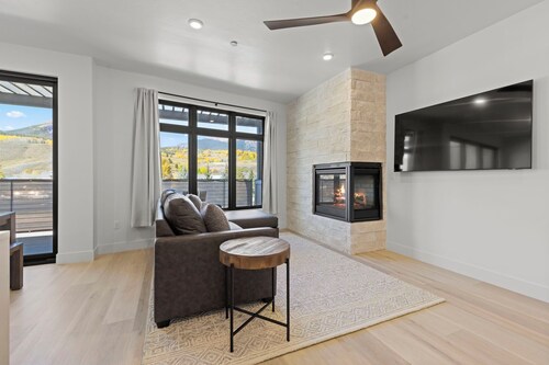 Brand new condo with beautiful mountain views, walk to shuttle stop!