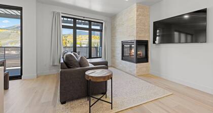 Brand new condo with beautiful mountain views, walk to shuttle stop!