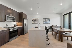 Réfrigérateur, four à micro-ondes, un four, surface de cuisson