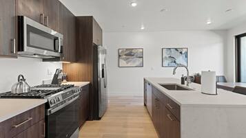 Frigorífico, microondas, horno y placa de cocina