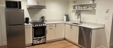 Microondas, horno, placa de cocina y lavavajillas