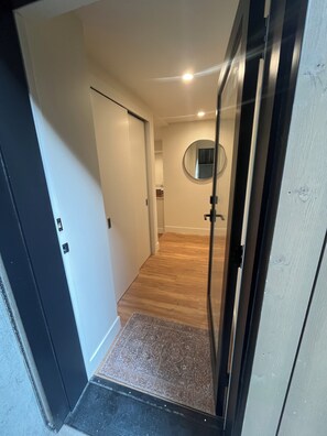 Interior - Enjoy the mountains and the ocean from this clean and cozy Deep Cove Suite (North Vancouver)